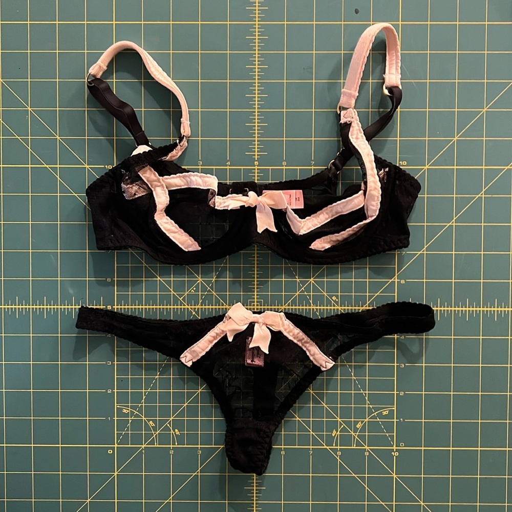 Agent Provocateur Set
demi cup bra (34A) & thong bottom (2/small)